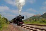 EMBB 52 8154-8 mit dem Sonderzug DPE 37691 nach Camburg zur Drehfahrt, am 19.05.2013 bei der Ausfahrt aus dem ehem.