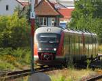 DB 642 169 als RB 34881 von Nebra nach Naumburg Ost, am 12.09.2015 bei der Einfahrt in Laucha. Diese Triebzüge verkehrten wieder wegen dem 82. Freyburger Winzerfest am 12.09. und 13.09. zwischen Naumburg und Nebra. Kurioserweise stand in den Zugzielanzeigern der Triebwagen  Sonderzug .